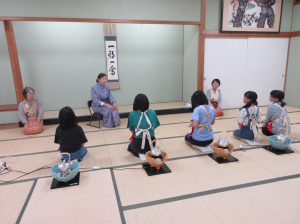 お床を前に今日のお稽古のポイントを聞く子ども達