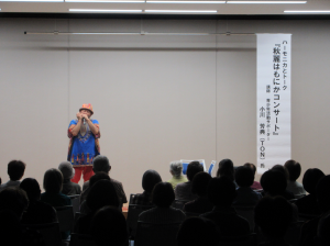 休憩をはさみ第2ステージで演奏されるTONさん