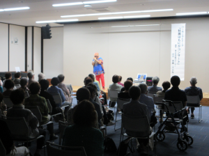 アンコールに応えて演奏をするTONさん