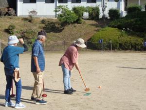 勢い良くボールを打ち出す女性参加者