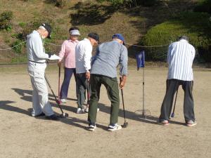 ポスト前で点数を報告し合う参加者
