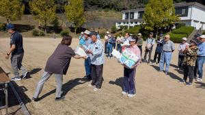 成績発表後のと表彰で商品を受け取る入賞者