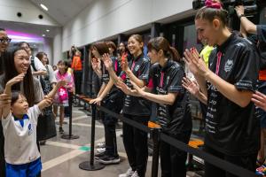 ヴィクトリーナ姫路選手と触れ合う写真