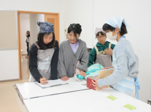 受付のお手伝いをしてくれる子ども達