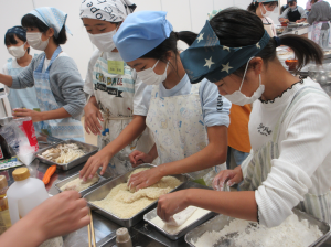 役割分担をしてささみカツのパン粉つけに取り組む子ども達