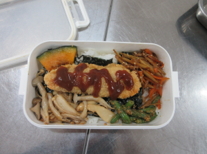 完成した栄養及びボリューム満点ののり弁