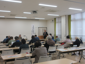 講座の謝辞を述べる館長