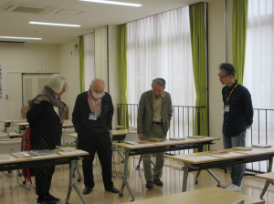 資料等を熱心に鑑賞されている受講生の皆さん