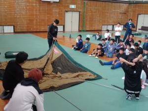 テント設営の説明を聞く子どもたち