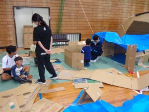 屋根をブルーシートで覆ったグループ