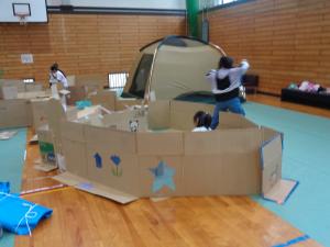 かわいい星窓がついた女の子班の基地づくりの様子