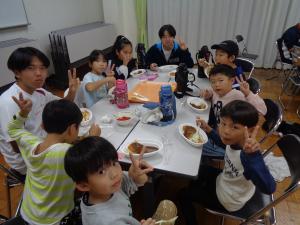 コロッケカレーを班で食べる様子