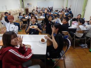 「おいしい人」の問いかけに、全員が手を挙げて答える様子