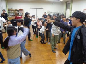 全員参加のスタンツで楽しむ様子
