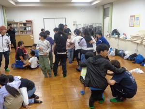 人数合わせゲームで楽しむ様子