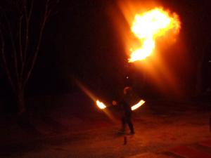 口から火を噴くパフォーマンスの披露