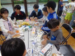 カートンドッグの準備をする子どもたち