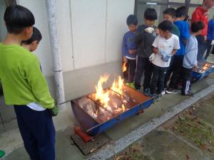 勢い良く燃える自分の牛乳パックを見守る子どもたち