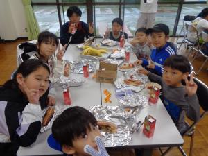 朝食を食べながらピースをするグループ