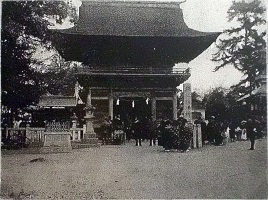 写真：佐保神社楼門