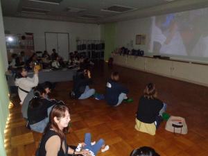 スライドーショーを観る保護者