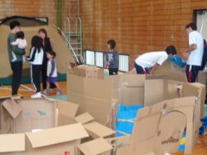 保護者に基地の説明をする子どもの様子