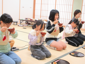 甘いぜんざいを頬張る受講生の子ども達