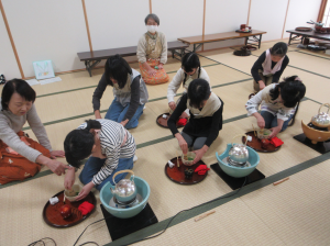 お茶を立てる受講生の子ども達