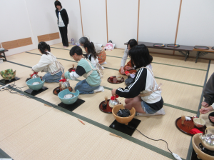 初心者グループも上手にお茶を立てています