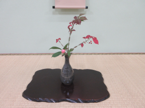 今日の床花はツバキとニシキギでした