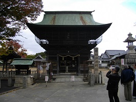 写真：現在の佐保神社楼門