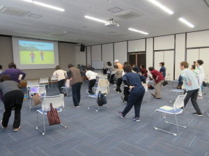 サポーターのご指導の下、サルビア体操で準備運動をする受講生の皆さん