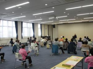 リズムに乗せて、知らず知らずにふくらはぎの筋肉を大きく動かしている受講生の皆さん