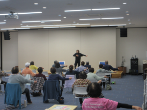 曲に乗せて今日の動きのおさらいをする受講生の皆さん