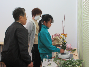 講師先生に見守ってもらいながら初めてのいけ込みに挑戦する受講生