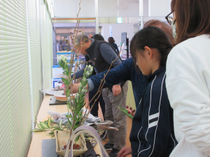 生ける角度を修正してもらっている受講生