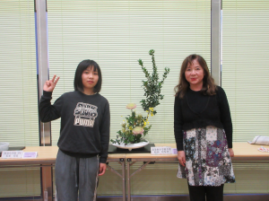 いつもより多くの時間をかけ大作に仕上がった作品の前でピースサインする受講生と講師先生