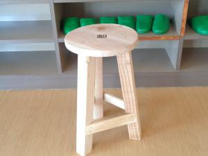 3脚腰かけ椅子の見本写真