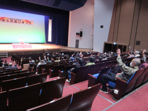 手を挙げて応える講談を初めて聞く人々