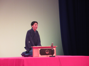 二席目として忠臣蔵を披露する旭堂南歩さん