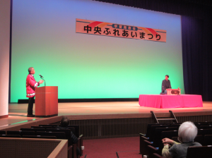 謝辞を述べる館長