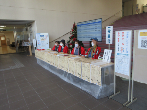 赤い法被を着て受付係を務めている役員の皆さん