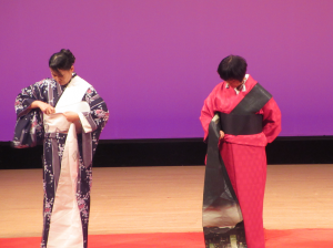 着物の着付けを舞台で披露するグループの皆さん