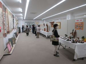 コミセン二階ギャラリーに展示してある作品を鑑賞する来館者の皆さん