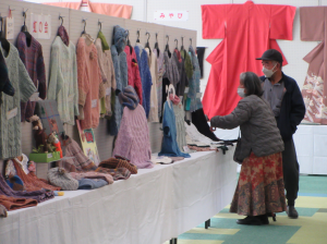 手編みグループの皆さんによるニット作品を鑑賞する来館者の皆さん