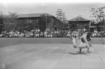 写真：小野中学校で柔道を見学する捕虜たち