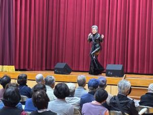 舞台で歌を歌う朱夏洋子さん