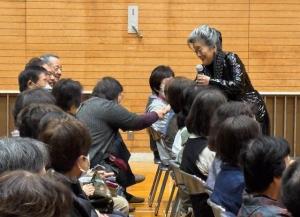 客席で握手をする朱夏洋子さん