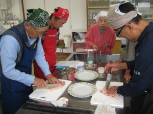 調理室で講師から説明を受けながら調理している様子