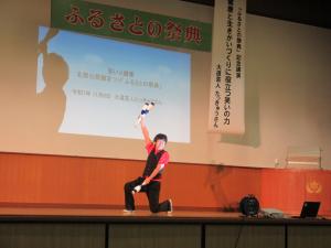 ボーリングピンで大道芸を披露するたっきゅうさん